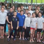 Schwimmer der TSG Weinheim mit ihrem Trainer Peter Brauch in Darmstadt.